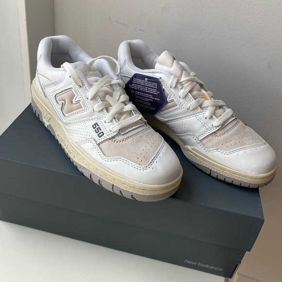 BRAND NEW - NEW BALANCE - SIZE 7 US W - Picture 1 of 8